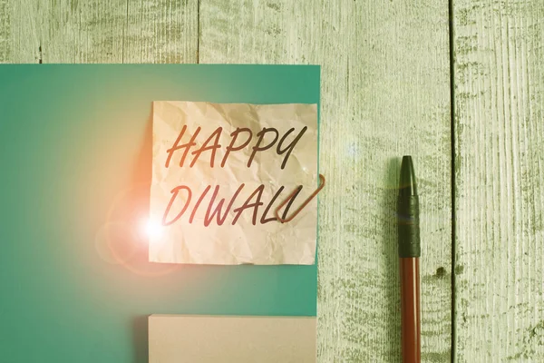 Teksten met Happy Diwali erop. Conceptuele fotofestival van verlichting die wordt gevierd door miljoenen hindoes Rimpelpapier en karton plus stationair geplaatst boven houten achtergrond. — Stockfoto