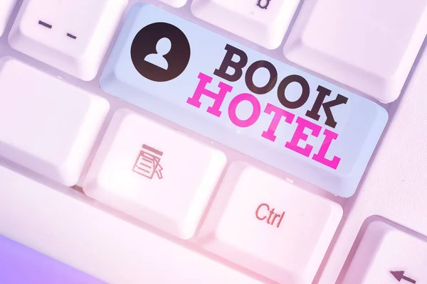 Écriture conceptuelle montrant Book Hotel. Texte photo d'affaires un arrangement que vous faites pour avoir une chambre d'hôtel ou un hébergement . — Photo