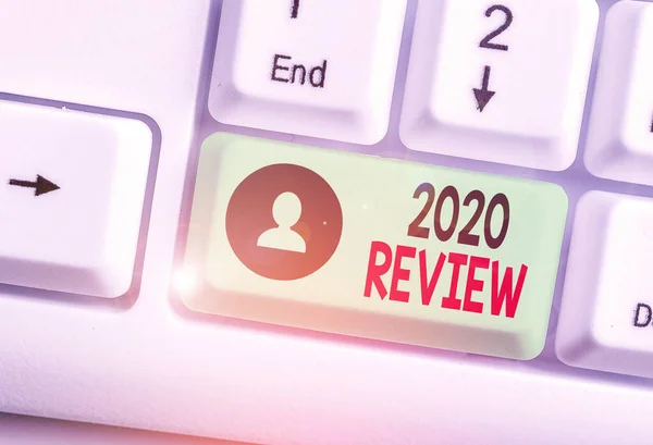 Kavramsal el yazısı 2020 Review 'i gösteriyor. Geçen yılki olayları hatırlayan iş fotoğrafı metni ana eylemler veya iyi gösteriler. — Stok fotoğraf