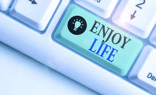 Schreibnotiz, die zeigt, wie man das Leben genießt. Business-Foto, das einen glücklichen Blickwinkel und eine positive Lebensperspektive zeigt. — Stockfoto