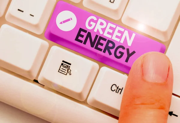 Schrijfbriefje met groene energie. Zakelijke foto presentatie komt uit natuurlijke bronnen en is niet schadelijk voor het ecosysteem. — Stockfoto