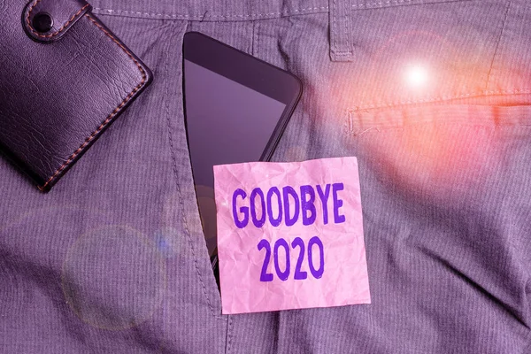 Segno di testo che mostra Addio 2020. Foto concettuale esprimere i migliori auguri quando ci si separa o alla fine dello scorso anno dispositivo Smartphone all'interno tasca anteriore pantaloni con portafoglio e carta nota . — Foto Stock