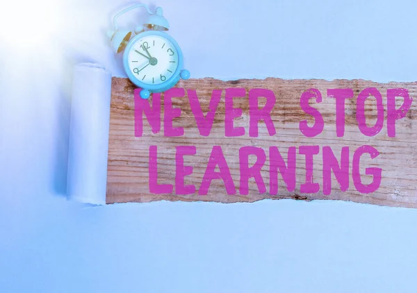 Konceptualne pismo ręczne pokazujące "Never Stop Learning". Pokazy zdjęć biznesowych nadal studiują zdobywanie nowej wiedzy lub materiałów. — Zdjęcie stockowe