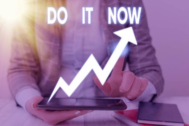 Şimdi Yap'ı gösteren metin işareti. Kavramsal fotoğraf tereddüt etmeyin ve hemen çalışmaya veya şeyler yapmaya başlayın.