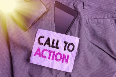 Sözcük yazma: Call To Action. Öğüt vermek için iş kavramı, sorunlu bir akıllı telefon aygıtı ile hedeflenmek için bir şeyler yapmak. Pantolonun ön cebinde cüzdan ve not kağıdı ile..