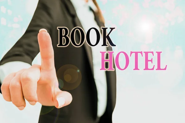 Πινακίδα που δείχνει το Book Hotel. Εννοιολογική φωτογραφία μια ρύθμιση που κάνετε για να έχετε ένα δωμάτιο ξενοδοχείου ή διαμονή. — Φωτογραφία Αρχείου