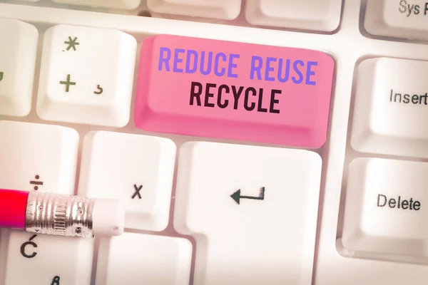 Texto de escritura de palabras Reducir Reutilizar Reciclar. Concepto de negocio para un comportamiento del consumidor ambientalmente responsable . — Foto de Stock