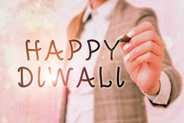 Woord schrijven tekst Happy Diwali. Zakelijk concept voor festival van licht dat wordt gevierd door miljoenen hindoes. — Stockfoto