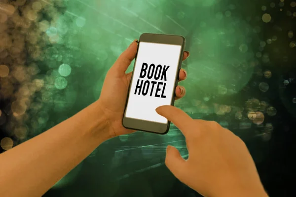 Kitap Oteli 'nde el yazısı. Kavram, otel odası ya da kalacak yer ayarlamak anlamına gelir.. — Stok fotoğraf