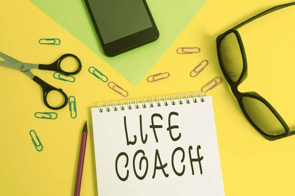 Schreiben Notiz zeigt Life Coach. Business-Foto, das jemanden zeigt, der Ihnen hilft, Ihre Ziele zu identifizieren und zu planen, sie zu erreichen. — Stockfoto