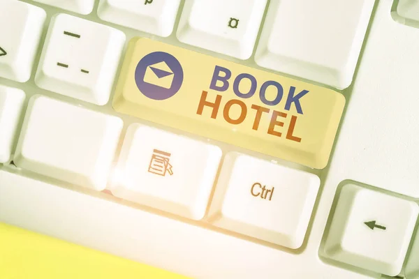 Schreiben Notiz zeigt Buchhotel. Business-Foto, das ein Arrangement zeigt, das Sie für ein Hotelzimmer oder eine Unterkunft treffen. — Stockfoto