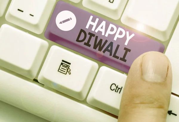 Schrijfbriefje met Happy Diwali. Zakelijke foto presentatie festival van licht dat wordt gevierd door miljoenen hindoes. — Stockfoto