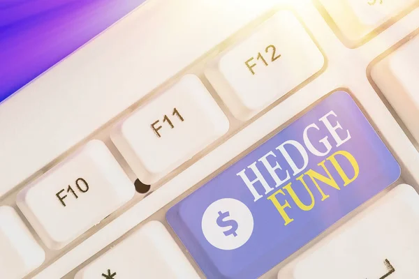 Nota de redacción que muestra Hedge Fund. Foto de negocios mostrando básicamente un nombre elegante para una asociación de inversión alternativa . —  Fotos de Stock