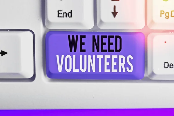 Sinal de texto mostrando Precisamos de Voluntários. Foto conceitual alguém que trabalha sem ser pago por isso . — Fotografia de Stock