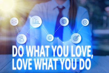 Do What You Love Love What You Do 'yu gösteren bir not yazıyorum. İş fotoğrafçılığı hayattaki hayallerinizin ya da tutkularınızın peşinden koşmaktır..