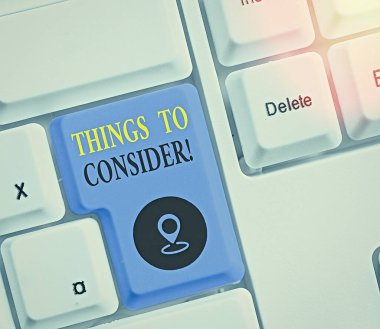 Düşünecek Şeyler 'i gösteren bir not yazıyorum. İş fotoğrafı sergisi. Özellikle karar verirken dikkatli düşün..