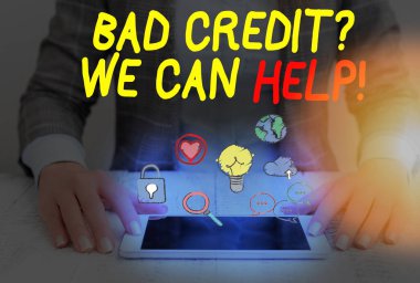 Yardımcı olabileceğimiz Kötü Kredi Sorusu 'nu gösteren kavramsal el yazısı. Kredi aldıktan sonra iş fotoğrafı metni yardım önerisi reddedildi.