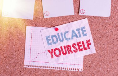 Kendini Eğittiğini gösteren bir not yazıyorum. İş fotoğrafı gösterimi kendinizi ya da belirli bir alanda birini hazırlayın ya da mantar tahtası büyüklüğünde kağıt raptiye pano uyarısı yapın.