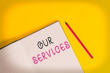 Hizmetimizi gösteren mesaj işareti. Kavramsal fotoğraf Elle tutulamayan ürünlerin kullanımı veya işlevi Açık çizgili sert kapaklı not defteri yalan söyleyen kalem imleci renk arkaplanı.