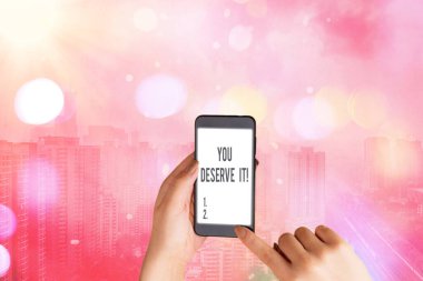 You Deserve It'i gösteren metin işareti. Kavramsal fotoğraf, nitelikleri veya eylemleri nedeniyle olmalıdır.