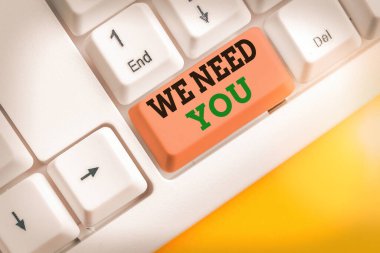 Sana İhtiyacımız Olduğunu gösteren bir not yazıyorum. Belirli bir iş veya hedef için birlikte çalışmasını isteyen iş fotoğrafı.