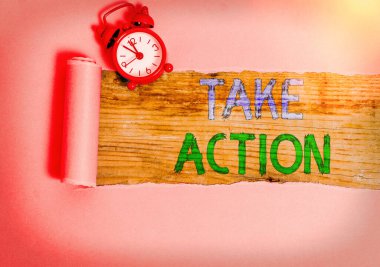 Take Action 'ı gösteren kavramsal el yazısı. Belirli bir sonuç elde etmek için iş fotoğrafı metni.