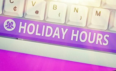 Holiday Hours 'u gösteren kavramsal el yazısı. İş fotoğrafçıları saatlerce normal ücretlerinin iki katını alıyor..