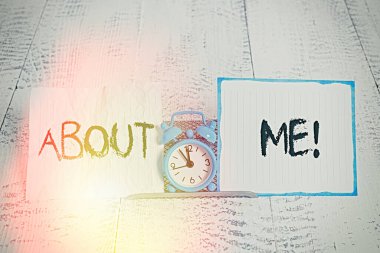 Hakkımda yazılan kavramsal el yazısı. Birine iyi ve kötü özelliklerini ve geçmiş olayları anlatan iş fotoğrafı metni. Not kağıdının önünde tampon teline eğilmiş alarm saati..