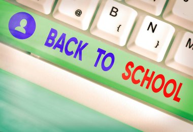 Okula Dönüş 'ü gösteren bir not yazıyorum. İş fotoğraflarının sergilenmesi, yeni bir öğrenim yılının başlangıcıyla ilgilidir..