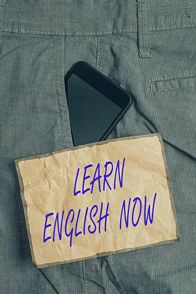 Escritura manual conceptual que muestra Aprende inglés ahora. Foto de negocios mostrando ganancia o adquirir conocimiento y habilidad de idioma Inglés Smartphone dispositivo dentro de pantalones bolsillo delantero papel de nota . —  Fotos de Stock