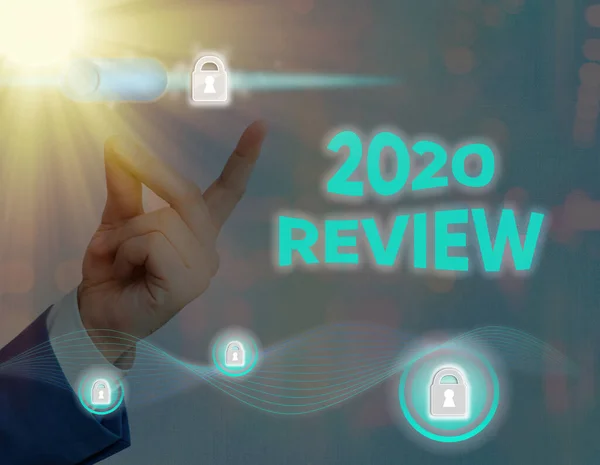 Kavramsal el yazısı 2020 Review 'i gösteriyor. İş fotoğraflarında 2020 yılı turizm ve hizmetlerinde yeni eğilimler ve beklentiler sergileniyor. — Stok fotoğraf