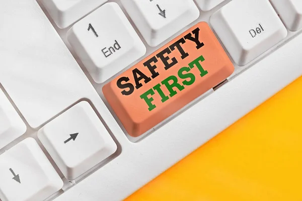 Pisanie notatki pokazano bezpieczeństwo First. Business Photo gablota kiedyś powiedzieć, że najważniejszą rzeczą jest być bezpieczne. — Zdjęcie stockowe