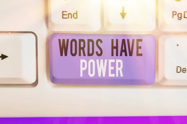 単語に力を持っていることを示すテキスト記号。彼らは傷ついたり、誰かを傷つけるのを助ける能力を持っているように概念写真. — ストック写真