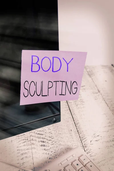 Signe texte montrant Body Sculpting. Activité photographique conceptuelle de l'augmentation du tonus musculaire visible du corps Papier de notation collé à l'écran noir de l'ordinateur près du clavier blanc . — Photo