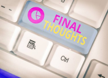 Son Düşünceleri gösteren bir not yazmak. Sonuç veya sonuç içinde son birkaç cümle vitrine İş fotoğrafı.