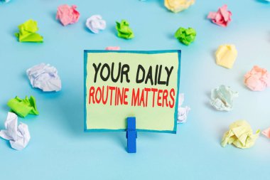 Günlük rutininizi gösteren kavramsal el yazısı. Düzenli olarak bir şeyler yapmanın iş fotoğrafı gösterimi uygulaması Renkli buruşuk kağıtlar boş hatırlatıcı mavi zemin mandalı.