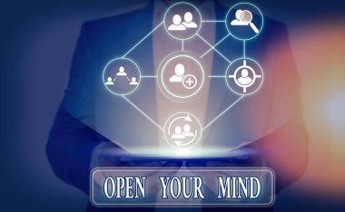 Zihnini Aç 'ı gösteren kavramsal el yazısı. Farklı fikirleri ya da düşünme şekillerini anlayabilmek için iş fotoğrafı sergisi.