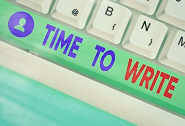 Yazma Zamanını gösteren not yazılıyor. Bir şey kaydetmek ya da bir fikri kağıda ya da kitaba dökmek için iş fotoğrafı sergisi.