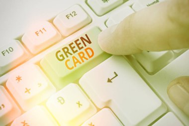 El yazısı Green Card. Kavram, yabancı uyruklunun ABD 'de kalıcı olarak yaşamasına izin vermek anlamına geliyor..
