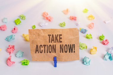 Take Action Now 'ı gösteren kavramsal el yazısı. İş fotoğrafı metni resmi bir şey yap ya da uyumlu bir şey. Sorunlu bir hedef al. Renkli buruşmuş kağıt boş hatırlatıcı beyaz zemin mandalı..