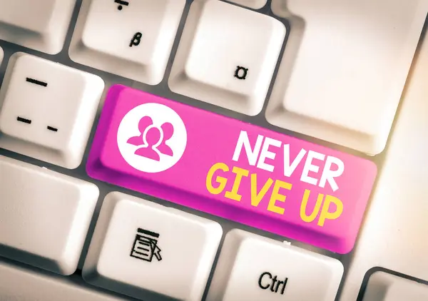 Una nota scritta che mostra "Mai arrendersi". Business photo showcase essere persistente per continuare a cercare di migliorare la condizione . — Foto Stock