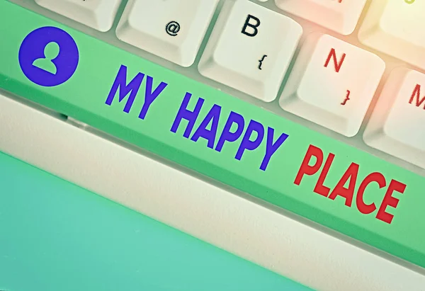 Piszę notatkę z "My Happy Place". Biznesowe zdjęcie pokazujące coś miłego się stało lub czują się zadowoleni z życia. — Zdjęcie stockowe