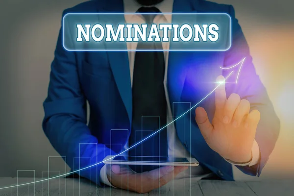 Schrijfbriefje met nominaties. Zakelijke foto toont de handeling van het officieel voorstellen van iemand voor een baan of positie. — Stockfoto