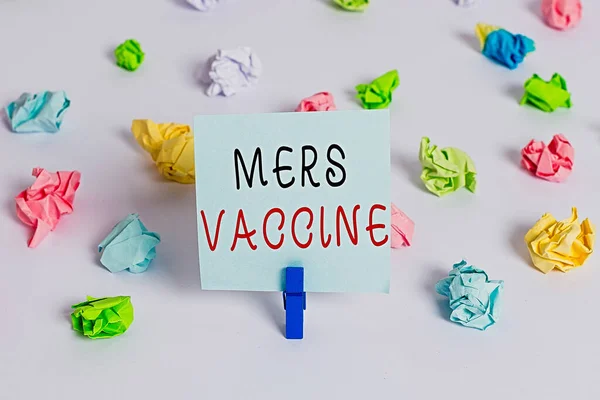 Signe texte montrant le vaccin Mers. Photo conceptuelle obtenir dose pour améliorer l'immunité aux maladies respiratoires virales Papiers froissés colorés rappel vide fond blanc pinces à linge . — Photo