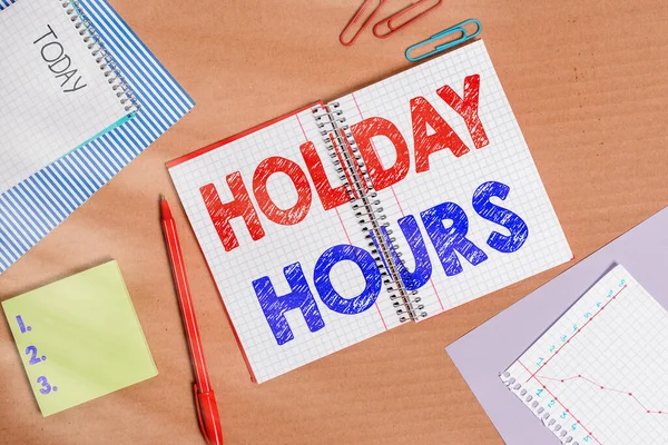 Texto de escritura de palabras Horario de vacaciones. Concepto de negocio para el trabajo de horas extras para los empleados bajo horarios de trabajo flexibles Cuaderno de cartón rayado oficina estudio suministros carta papel . — Foto de Stock