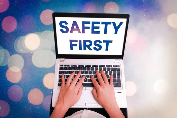 Word pisanie tekstu bezpieczeństwo First. Koncepcja biznesowa używana do powiedzenia, że najważniejszą rzeczą jest być bezpieczne. — Zdjęcie stockowe