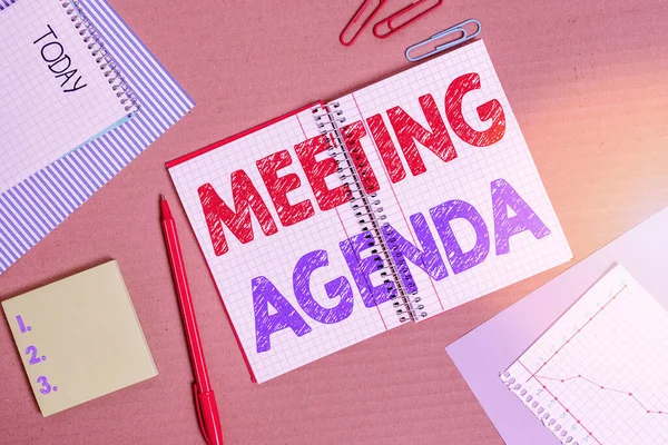 Word writing text Meeting Agenda. Businesskonzept für Artikel, die die Teilnehmer bei einem Meeting zu erreichen hoffen Gestreiftes Notizbuch aus Karton Bürostudie liefert Diagrammpapier. — Stockfoto