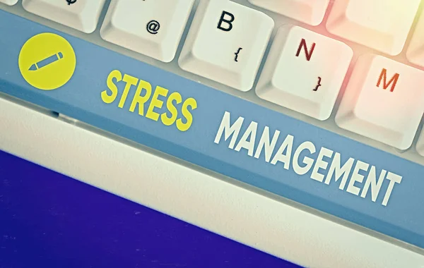 书写文字压力管理。通过学习方法限制压力及其影响的商业概念. — 图库照片