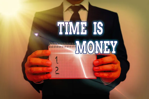Escribir una nota que muestra que el tiempo es dinero. El tiempo de exhibición de fotos de negocios es un recurso valioso Haga las cosas lo más rápido posible . — Foto de Stock
