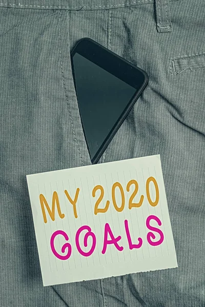 Pisanie notatki pokazującej moje cele na 2020 rok. Business photo showcasing ustawienie osobistych celów lub planów na bieżący rok Urządzenie Smartphone wewnątrz spodni przedni papier kieszonkowy. — Zdjęcie stockowe